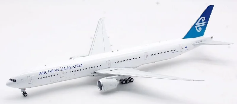 1/200 Air New Zealand Boeing 777-300ER ZK-OKM Original Livery